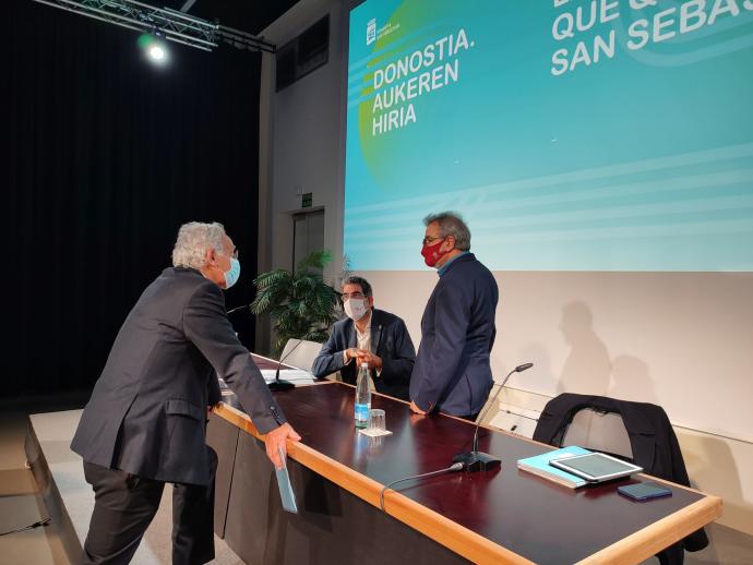 El presidente del Consejo Social, Daniel Zulaika, el alcalde, Eneko Goia, y el director de la Oficina de Estrategia, Kepa Korta, conversan antes de la presentación del Plan Estratégico Donostia 2030.