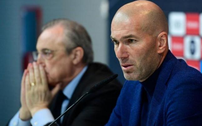 Zidane, en una rueda de prensa junto a Florentino Pérez