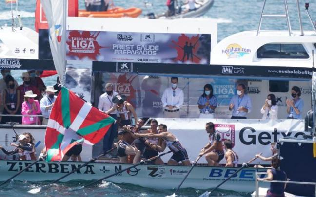Los remeros de Zierbena Bahías de Bizkaia celebran el triunfo con su patrón, Borja Gómez.