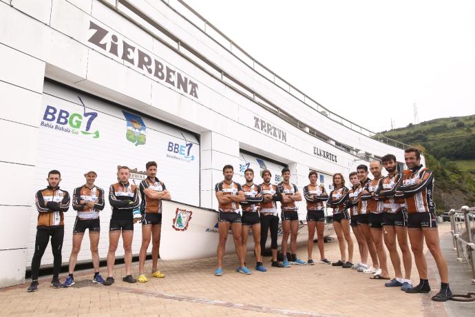 La tripulación de Zierbena posa antes de un entrenamiento.