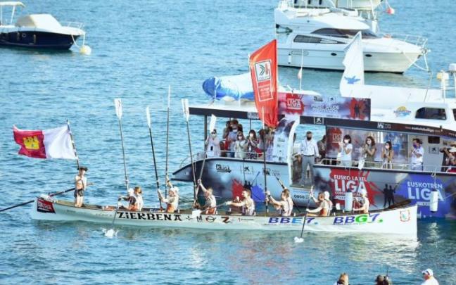 Los integrantes de Zierbena celebran la victoria en Donostia.