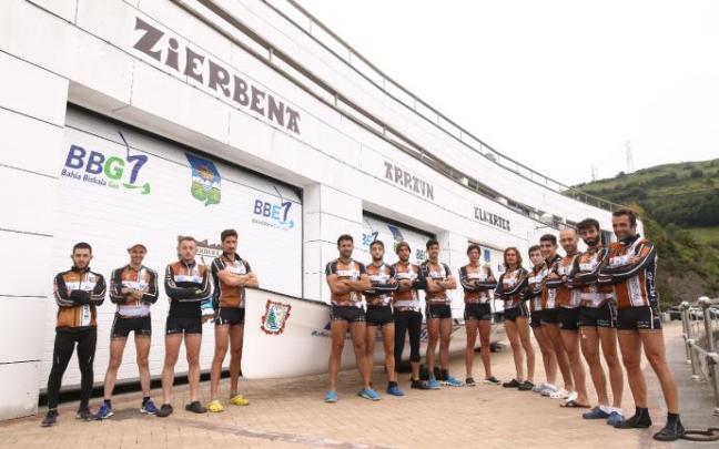 La tripulación de Zierbena posa antes de un entrenamiento.