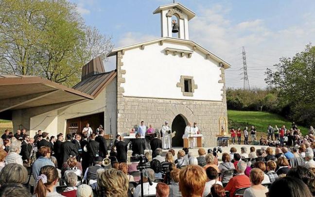 Un momento de la eucaristía con motivo de la inauguración de la ermita.
