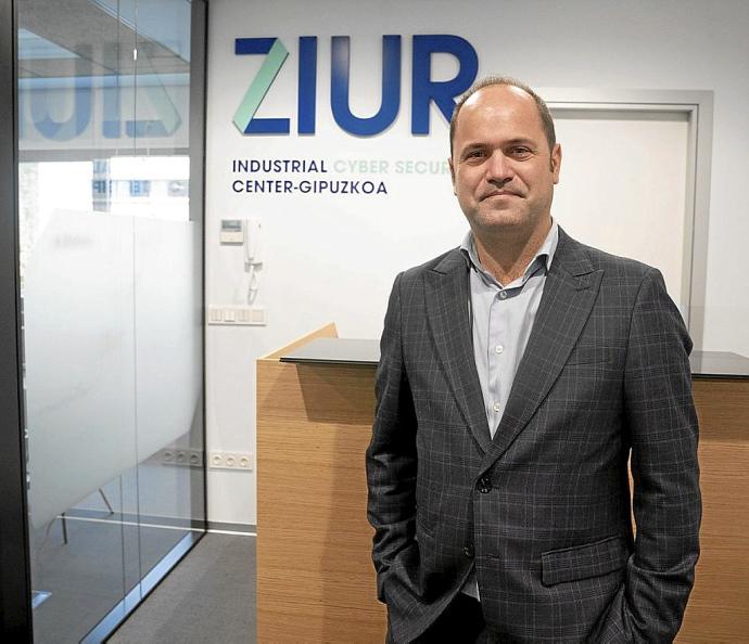 Koldo Peciña, director general de ZIUR en la entrada del centro, en Donostia. r. plaza