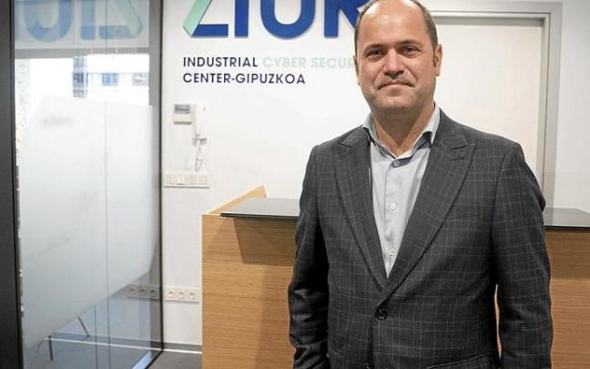 Koldo Peciña, director general de ZIUR en la entrada del centro, en Donostia. r. plaza Koldo Peciña, director general de ZIUR en la entrada del centro, en Donostia. r. plaza