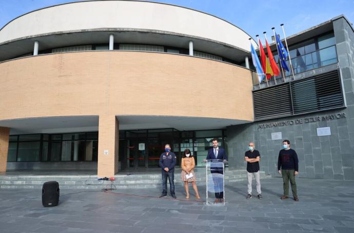 Los cuatro grupos que han firmado la retirada del proyecto, el pasado septiembre en rueda de prensa de balance de legislatura.