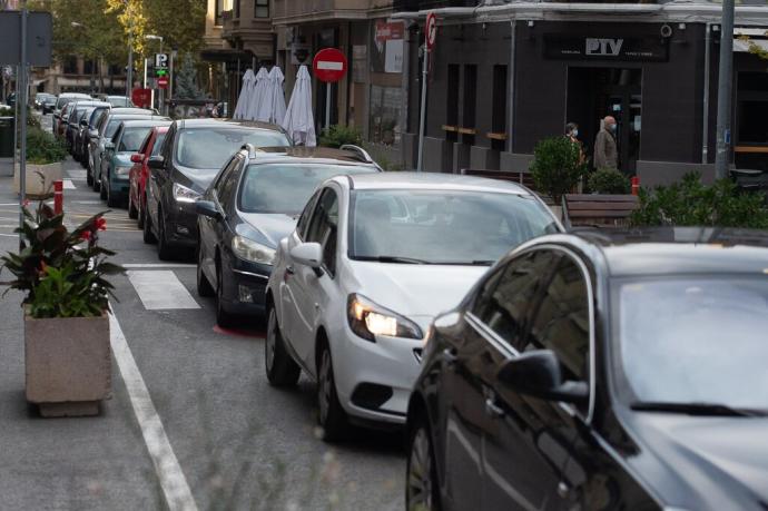 Una hilera de coches circulando por la calle Amaya.