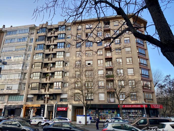 Zona acordonada de la Avenida Gasteiz donde ha tenido lugar este triste suceso.