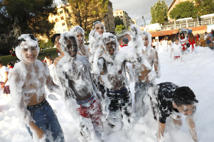 Niños divirtiéndose en la fiesta de la espuma.