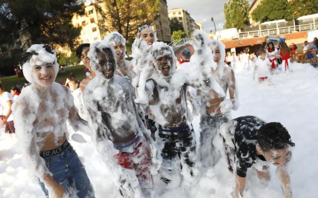 Niños divirtiéndose en la fiesta de la espuma. Niños divirtiéndose en la fiesta de la espuma.