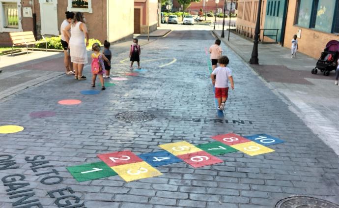 Las y los más pequeños disfrutaron ayer con los juegos termoadhesivos situados frente al colegio.