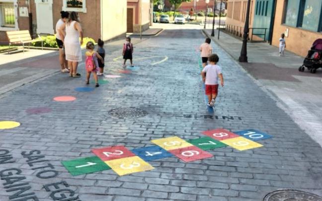 Las y los más pequeños disfrutaron ayer con los juegos termoadhesivos situados frente al colegio. Las y los más pequeños disfrutaron ayer con los juegos termoadhesivos situados frente al colegio.