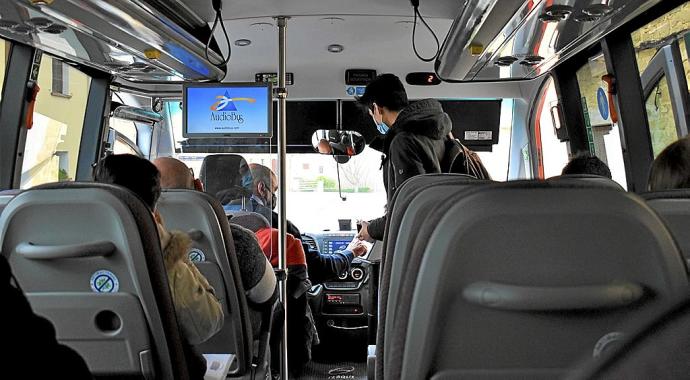 Un usuario compra el ticket de autobús de la nueva línea de vehículos que conectan la Zona Media con Tafalla y Pamplona.