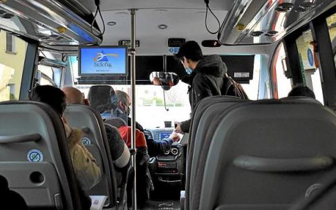 Un usuario compra el ticket de autobús de la nueva línea de vehículos que conectan la Zona Media con Tafalla y Pamplona.