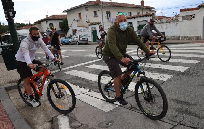 Los vecinos han protagonizado una marcha ciclista contra la zona azul en la Txantrea.