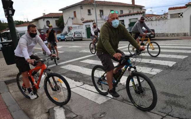 Los vecinos han protagonizado una marcha ciclista contra la zona azul en la Txantrea.
