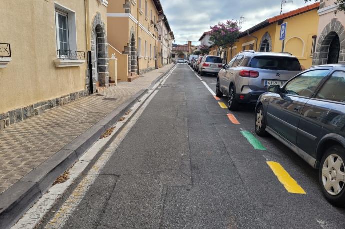 imagen de las líneas de aparcamiento, pintadas en verde, amarillo y naranja en una calle de la Txantrea.