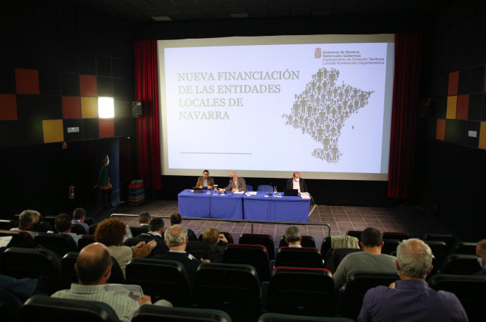 El director general de Administración Local y Despoblación, Jesús Mª Rodríguez; el consejero de Cohesión Territorial, Bernardo Ciriza; y el director del servicio de Gestión y Cooperación Económica, Javier Cía.