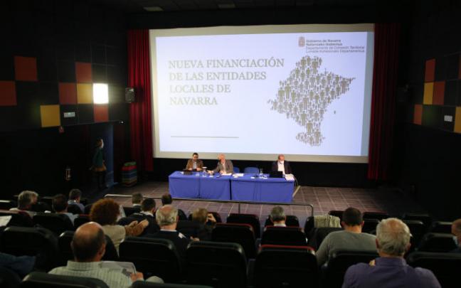 El director general de Administración Local y Despoblación, Jesús Mª Rodríguez; el consejero de Cohesión Territorial, Bernardo Ciriza; y el director del servicio de Gestión y Cooperación Económica, Javier Cía. El director general de Administración Local y Despoblación, Jesús Mª Rodríguez; el consejero de Cohesión Territorial, Bernardo Ciriza; y el director del servicio de Gestión y Cooperación Económica, Javier Cía.