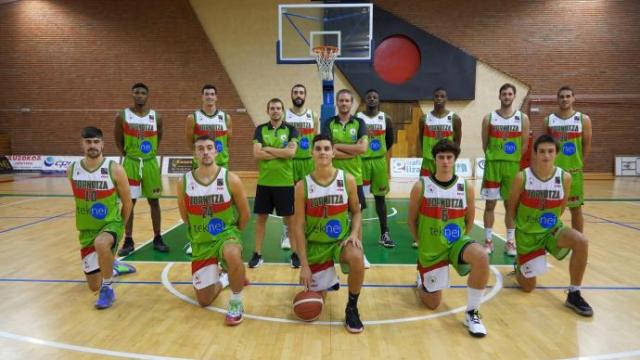 La plantilla del Zornotza posa para DEIA antes de un entrenamiento.