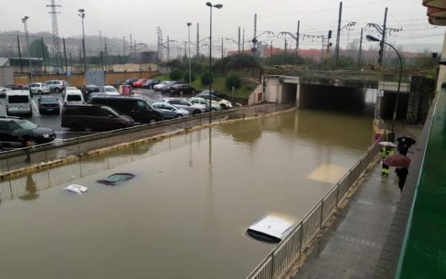 Una docena de coches han quedado cubiertos por el agua en el túnel de la calle Clara Campomaor de Zorrotza