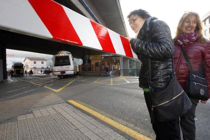 Los vecinos de Zorrotza llevan años pidiendo el soterramiento del trazado del tren por su barrio