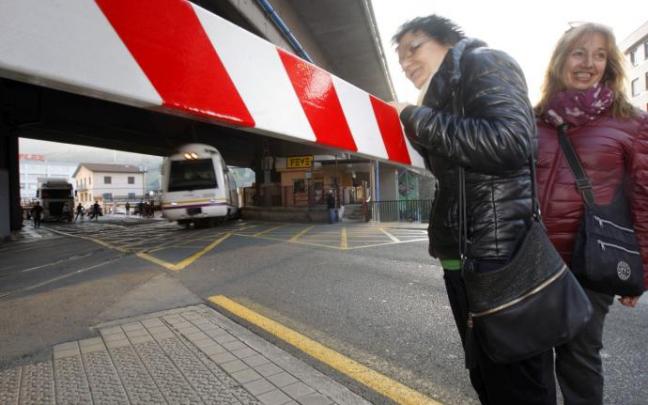 Los vecinos de Zorrotza llevan años pidiendo el soterramiento del trazado del tren por su barrio