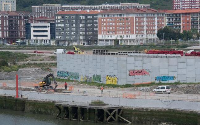 El estribo o apoyo en el que se asentará el puente que conecte con Zorrotza ya está construído en la isla de Zorrotzaurre. El estribo o apoyo en el que se asentará el puente que conecte con Zorrotza ya está construído en la isla de Zorrotzaurre.