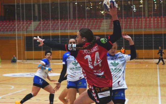 Isabel Fernández-Agustí intenta un lanzamiento ante la mirada de la defensa rival.