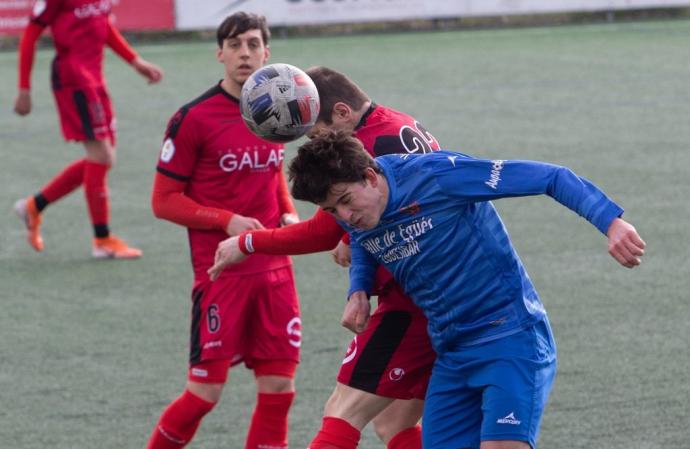 Adrián Zuazu, del Valle de Egüés, pugna por un balón en el partido ante el Subiza.