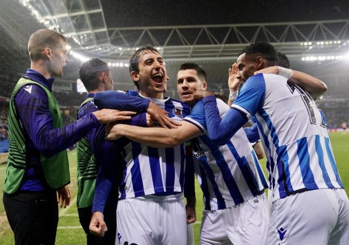 Zubeldia abraza a Oyarzabal tras el segundo gol del capitán blanquiazul