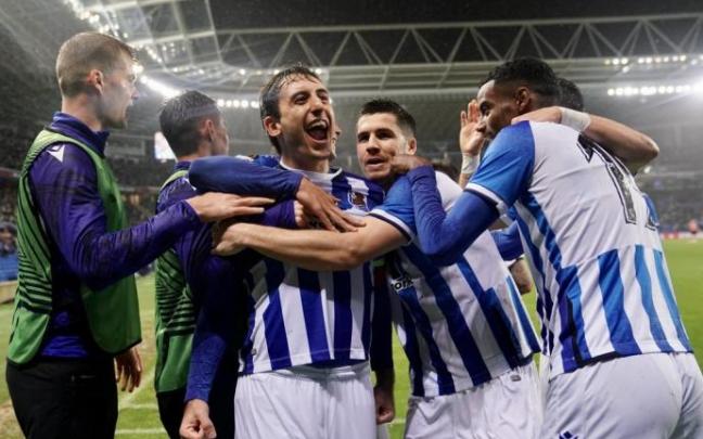 Zubeldia abraza a Oyarzabal tras el segundo gol del capitán blanquiazul