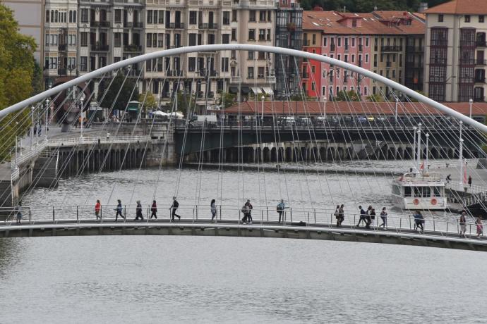El puente zubizuri de Bilbao.