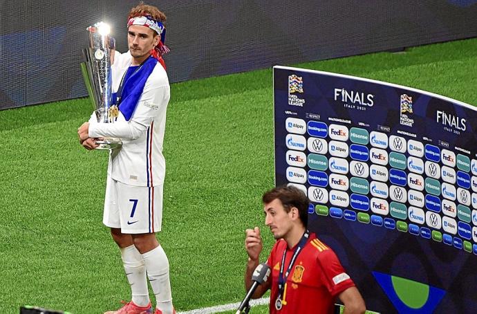 Mikel Oyarzabal se dirige a los medios de comunicación con Griezmann abrazando la copa a su lado. Foto: Efe