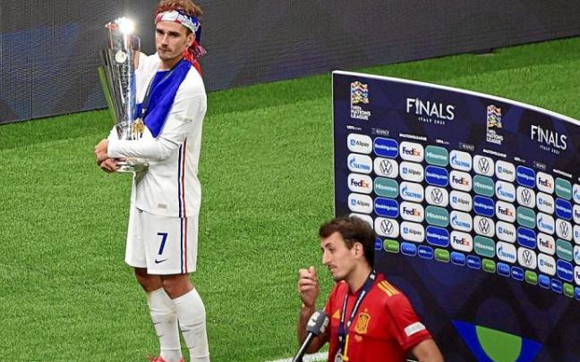 Mikel Oyarzabal se dirige a los medios de comunicación con Griezmann abrazando la copa a su lado. Foto: Efe