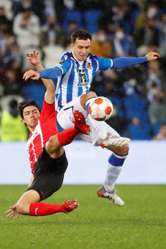 Zubimendi pelea por un balón con el mexicano Erick Gutiérrez en un lance del duelo entre la Real y el PSV