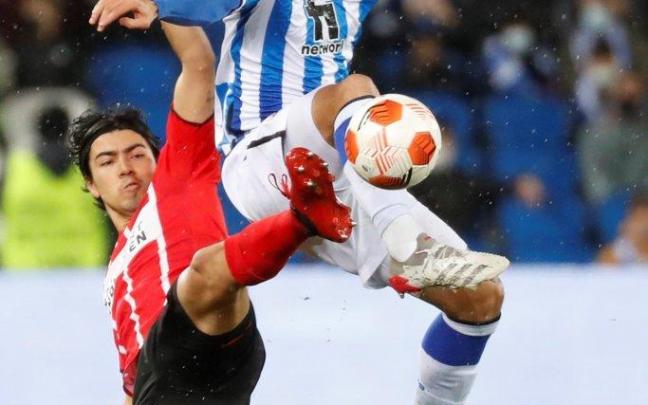 Zubimendi pelea por un balón con el mexicano Erick Gutiérrez en un lance del duelo entre la Real y el PSV