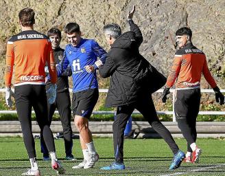 Imanol saluda a Martín Zubimendi durante un entrenamiento en Zubieta.