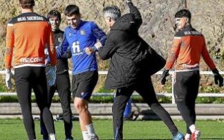 Imanol saluda a Martín Zubimendi durante un entrenamiento en Zubieta.