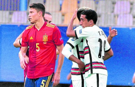 Mingueza consuela a Jorge Cuenca, que con su autogol dio el triunfo a Portugal. Foto: Efe