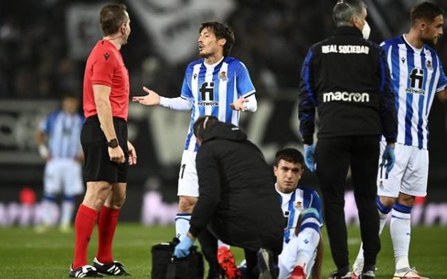 Martín Zubimendi, siendo atendido sobre el césped de Graz.