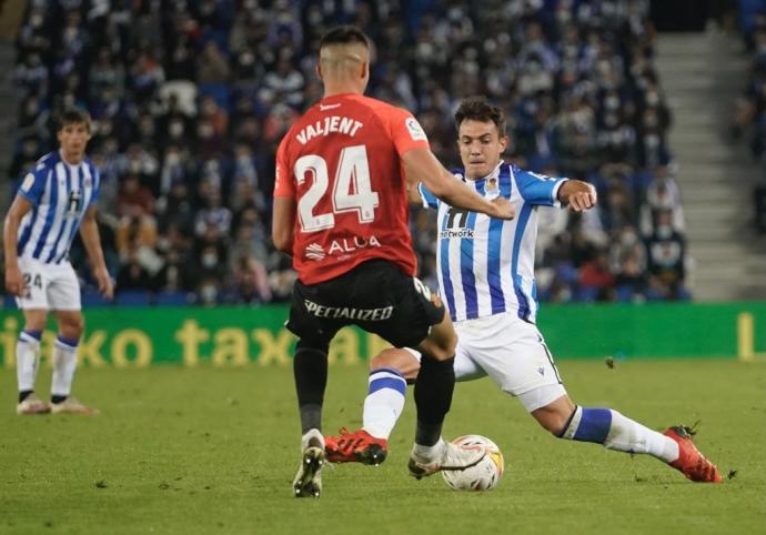 Zubimendi, ante el mallorquinista Valjent en el partido del sábado.