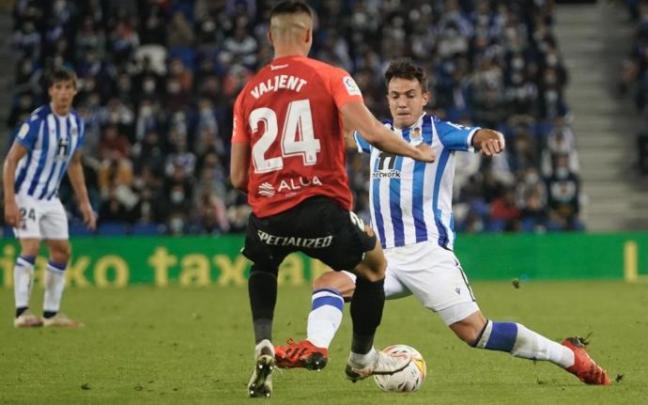 Zubimendi, ante el mallorquinista Valjent en el partido del sábado.