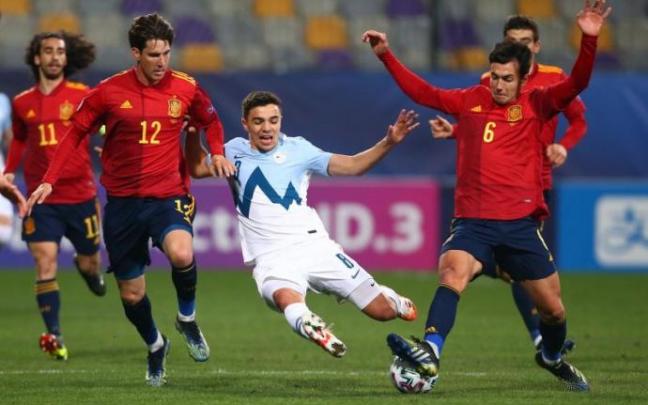 Martín Zubimendi, durante un partido con la selección sub-21.
