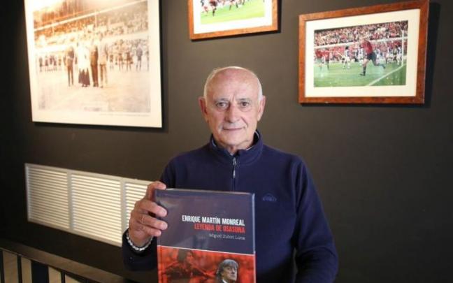 Miguel Zubiri, autor del libro, posa con un ejemplar en el Txoko del Sadar.