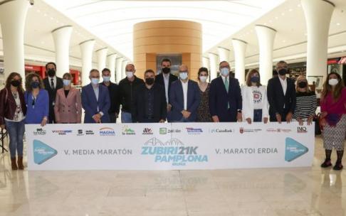Organizadores, patrocinadores y autoridades que acudieron este jueves a la presentación de la 5ª Zubiri-Pamplona en La Morea. Organizadores, patrocinadores y autoridades que acudieron este jueves a la presentación de la 5ª Zubiri-Pamplona en La Morea.
