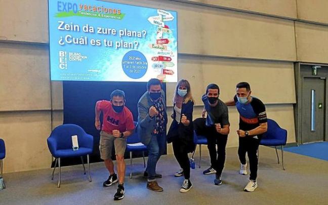 El 'speaker' de la carrera, Alberto Guzmán (2º izda.), junto al resto de ponentes participantes. Foto: cedida