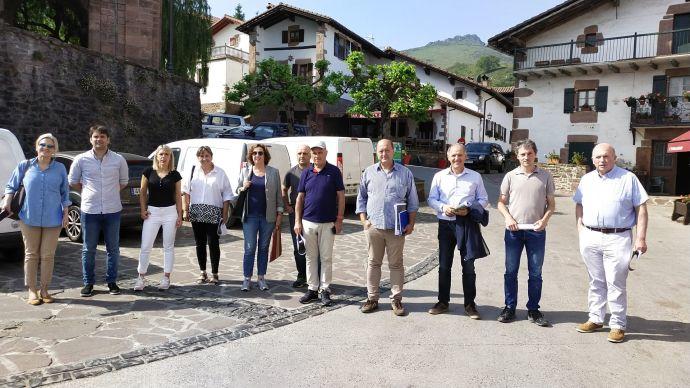 Participantes en la visita de este miércoles en la plaza de Zugarramurdi.