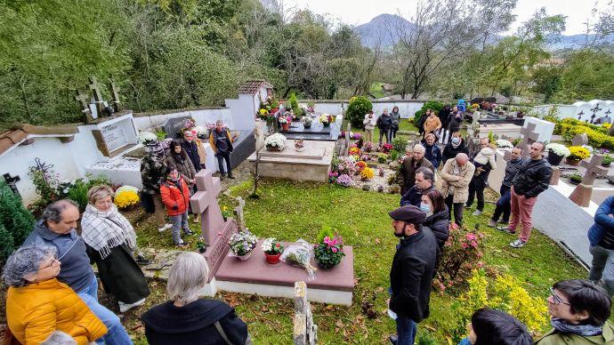 Familiares y amigos se reunieron en el cementerio de Zugarramurdi, en torno a la tumba de Miguel María Iturbide.