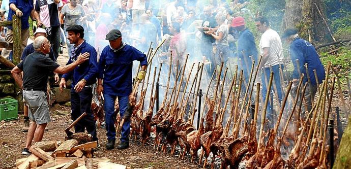 El lento asado del cordero, en sus orígenes carnero, es todo un ceremonial en el que zugarramurdiarras y visitantes conviven en un ambiente alegre y amistoso.